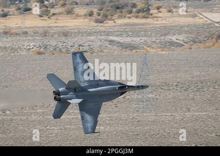 Lone Pine, CA - 10 novembre 2022 : Marine F-18 avion de chasse rapide de bas niveau sur le chemin de bas niveau Sidewinder-D. Banque D'Images