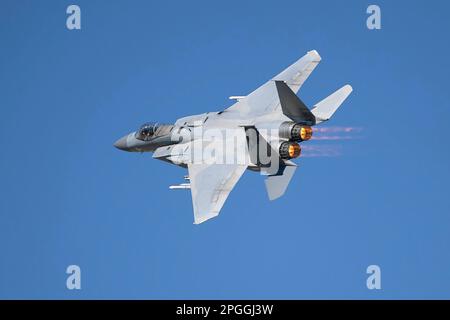 Lone Pine, CA - 9 novembre 2022: USAF F-15 Fighter Jet survolant niveau bas sur le chemin de bas niveau Sidewinder-D. Banque D'Images