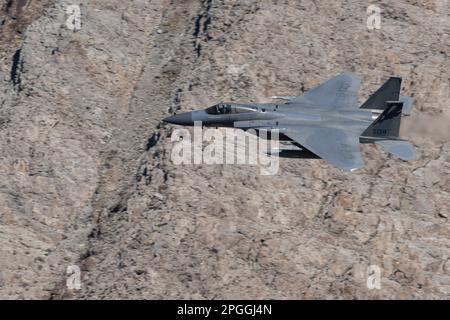 Lone Pine, CA - 25 janvier 2023: USAF F-15 Fighter Jet survolant niveau bas sur le chemin de bas niveau Sidewinder-D. Banque D'Images