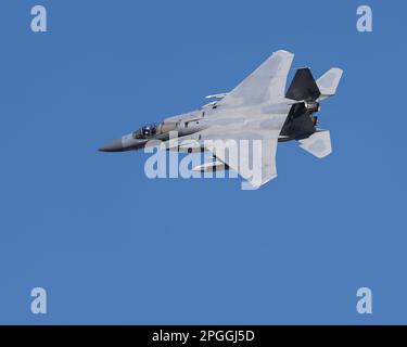 Lone Pine, CA - 25 janvier 2023: USAF F-15 Fighter Jet survolant niveau bas sur le chemin de bas niveau Sidewinder-D. Banque D'Images