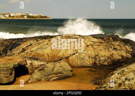 De grandes vagues de l'océan s'écraseront sur la côte rocheuse lors d'une journée d'été à la plage de la Nouvelle-Angleterre Banque D'Images