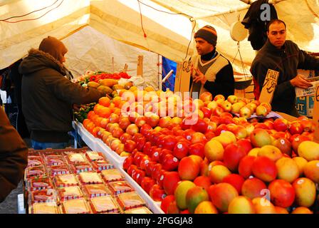 Les vendeurs proposent des fruits et des légumes lors d'une journée froide d'hiver sur le marché extérieur des agriculteurs et dans les stands du Haymarket à Boston Banque D'Images