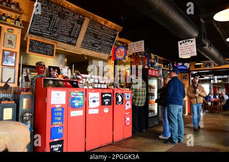 Les clients décident de leur commande tout en examinant un menu de tableau noir au Pappy's, un restaurant mixte entrecôté et barbecue à St Louis Banque D'Images