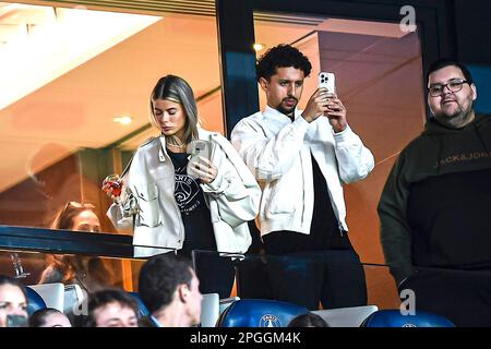 Paris, France. 23rd mars 2023. Marquinhos (Marcos Aoas Correa) et son épouse Carol Cabrino lors de la Ligue des champions de l'UEFA, quart de finale, match de football de 1st jambes entre Paris Saint-Germain (PSG) et VfL Wolfsburg sur 22 mars 2023 au stade du Parc des Princes à Paris, France. Crédit : Victor Joly/Alamy Live News Banque D'Images