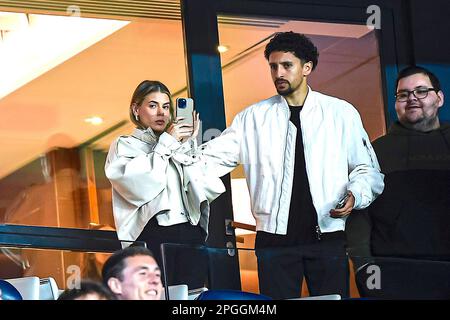 Paris, France. 23rd mars 2023. Marquinhos (Marcos Aoas Correa) et son épouse Carol Cabrino lors de la Ligue des champions de l'UEFA, quart de finale, match de football de 1st jambes entre Paris Saint-Germain (PSG) et VfL Wolfsburg sur 22 mars 2023 au stade du Parc des Princes à Paris, France. Crédit : Victor Joly/Alamy Live News Banque D'Images