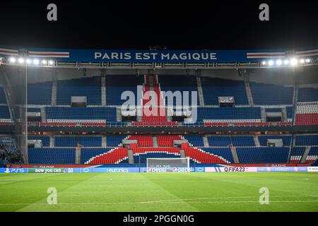 Paris, France. 22nd mars 2023. Vue générale (vue d'ensemble de l'atmosphère ou de l'ambiance) avec la pelouse (« Paris est magique ») lors de la Ligue des champions de l'UEFA pour les femmes, en quarts de finale, match de football de 1st jambes entre Paris Saint-Germain (PSG) et VfL Wolfsburg sur 22 mars 2023 au stade du Parc des Princes à Paris, en France. Crédit : Victor Joly/Alamy Live News Banque D'Images