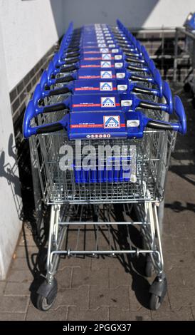 Tramway, marché Aldi, Neukoelln, Berlin, Allemagne Banque D'Images