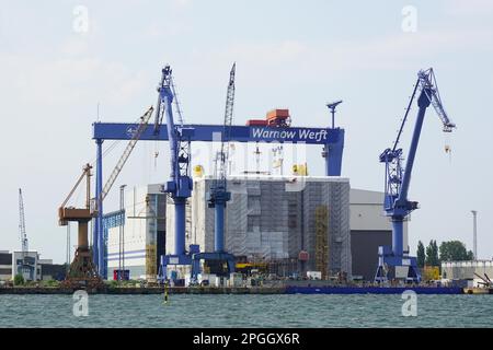 Rostock, Allemagne - 30 mai 2016 : quai de construction navale Warnow Werft sur la rivière Warnow à Rostock Warnemunde Banque D'Images