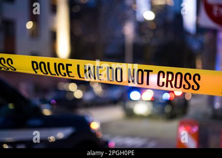 Seattle, États-Unis. 22nd mars 2023. Vers 7 h 30pm, la police a reçu un appel de 911 personnes signalant qu'une personne a tiré sur le printemps et 9th dans le centre-ville. La police est arrivée et a trouvé une personne avec une blessure par balle et l'a transportée à l'hôpital de Harborview et a commencé une enquête. James Anderson/Alay Live News Banque D'Images