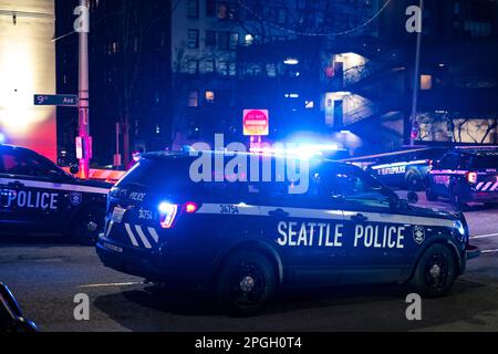 Seattle, États-Unis. 22nd mars 2023. Vers 7 h 30pm, la police a reçu un appel de 911 personnes signalant qu'une personne a tiré sur le printemps et 9th dans le centre-ville. La police est arrivée et a trouvé une personne avec une blessure par balle et l'a transportée à l'hôpital de Harborview et a commencé une enquête. James Anderson/Alay Live News Banque D'Images