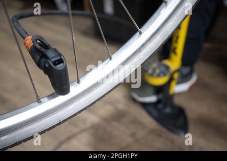 PRODUCTION - 21 mars 2023, Hesse, Francfort-sur-le-main : un mécanicien pompe un pneu de vélo lors d'une inspection à l'atelier de vélo Schraube & Rad. (À dpa: 'Commencez au premier rayon de soleil: La saison des vélos dans les blocs de départ') photo: Sebastian Gollnow/dpa Banque D'Images