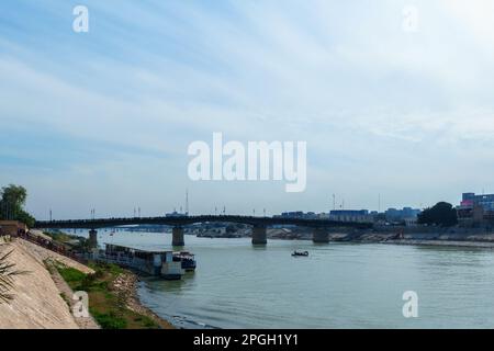 Vue panoramique du paysage du pont Al-Shuhadaa, qui relie les deux côtés de Bagdad et signifie en arabe (pont des Martyers). Banque D'Images
