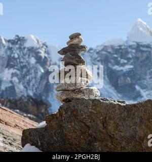 Cairn de montagne sur la route du camp de base de l'Everest dans l'Himalaya, au Népal. Beau paysage avec marquage cairn sur le grand rocher - concept pour la randonnée, l'escalade, Banque D'Images