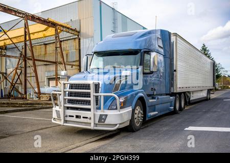 Semi-camion gris PRO avec grille de protection en aluminium et semi-remorque pour réfrigérateur avec porte arrière ouverte à proximité de l'entrepôt sur la surface de stockage Banque D'Images