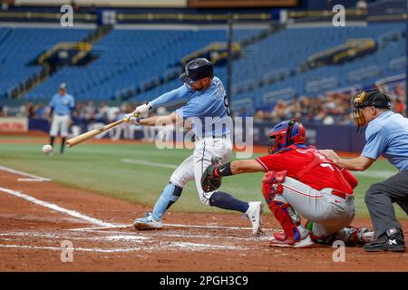 22 mars 2023, St. Petersburg, FL États-Unis; Tampa Bay Rays deuxième bassiste Brandon Lowe (8) singles to Center field and scores Shortstop Wander Franco (5) Banque D'Images