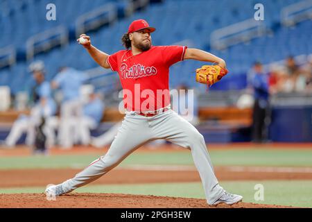 22 mars 2023, St. Petersburg, FL USA; Philadelphia Phillies Pitcher Jesus Cruz (96) livre un terrain lors d'un match d'entraînement de printemps MLB contre le Banque D'Images