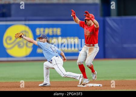 22 mars 2023, St. Petersburg, FL USA; l'infieleur Scott Kingery (4) double lors d'un match d'entraînement de printemps de la MLB contre le Tampa Banque D'Images