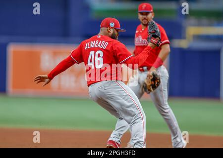 22 mars 2023, St. Petersburg, FL USA; Philadelphia Phillies premier baseman Darick Hall (24) champs et jetés pour le lanceur de secours Jose Alvarado (46) FO Banque D'Images