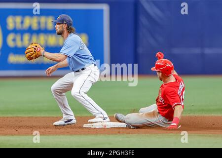 22 mars 2023, St. Petersburg, FL USA; Philadelphia Phillies, troisième basan Kody Clemens (23), vole la deuxième base lors d'un match d'entraînement de printemps de la MLB à Banque D'Images