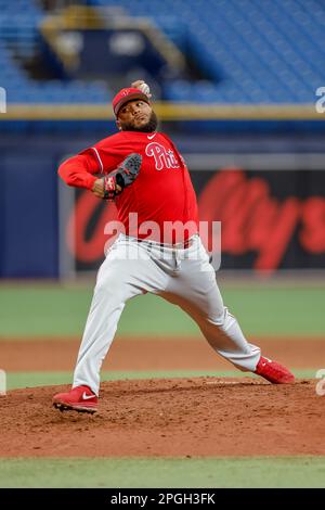 22 mars 2023, St. Petersburg, FL USA; Philadelphia Phillies lanceur de secours Jose Alvarado (46) livre un terrain lors d'un match d'entraînement de printemps MLB ag Banque D'Images