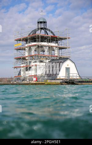 PRODUCTION - 22 mars 2023, Saxe, Großpösna: Vue de l'église flottante en échafaudage 'Vineta' sur le lac Störmthal. Après une bonne décennie sur l'eau et le vent et le temps durables, la façade doit être renouvelée et peinte. La Vineta n'est pas une église consacrée, mais sa tour de 15 mètres est calquée sur le clocher de l'ancienne église de Magdeborn. Le village de Magdeborn était l'un des nombreux endroits qui ont dû céder la place à l'extraction de lignite à ciel ouvert. Le lac Störmthal a été créé par l'inondation de la mine. Des concerts, des lectures ou des célébrations privées telles que des cérémonies de mariage ont lieu sur la Vineta. (À dpa : « TH Banque D'Images