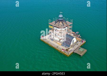 PRODUCTION - 22 mars 2023, Saxe, Großpösna: Vue de l'église flottante en échafaudage 'Vineta' sur le lac Störmthal. Après une bonne décennie sur l'eau et le vent et le temps durables, la façade doit être renouvelée et peinte. La Vineta n'est pas une église consacrée, mais sa tour de 15 mètres de haut est calquée sur le clocher de l'ancienne église de Magdeborn. Le village de Magdeborn était l'un des nombreux endroits qui ont dû céder la place à l'extraction de lignite à ciel ouvert. Le lac Störmthal a été créé par l'inondation de la mine. Des concerts, des lectures ou des célébrations privées telles que des cérémonies de mariage ont lieu sur la Vineta. (vers dpa Banque D'Images