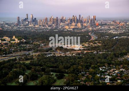 Vue aérienne sur les gratte-ciel et la banlieue de Melbourne. Melbourne, Victoria, Australie Banque D'Images