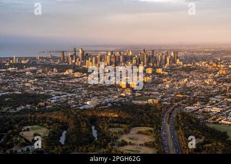 Vue aérienne sur les gratte-ciel et la banlieue de Melbourne. Melbourne, Victoria, Australie Banque D'Images