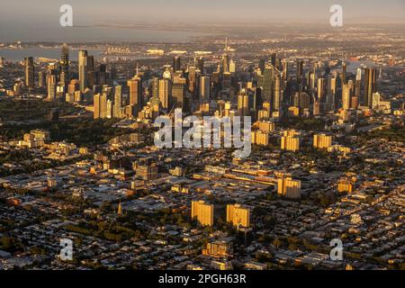 Vue aérienne sur les gratte-ciel et la banlieue de Melbourne. Melbourne, Victoria, Australie Banque D'Images