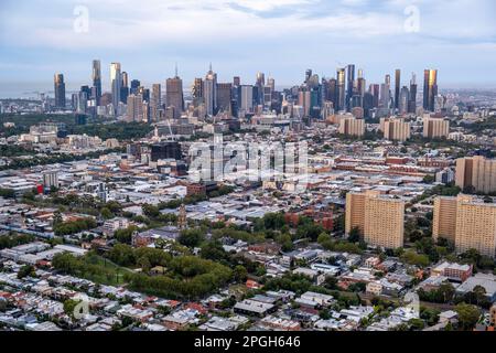 Vue aérienne sur les gratte-ciel et la banlieue de Melbourne. Melbourne, Victoria, Australie Banque D'Images