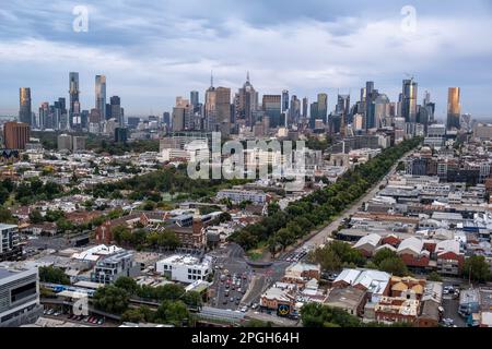 Vue aérienne sur les gratte-ciel et la banlieue de Melbourne. Melbourne, Victoria, Australie Banque D'Images