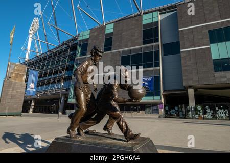 Une sculpture de Tom Wills, le fondateur du football australien au MCG à Melbourne, Victoria, Australie Banque D'Images