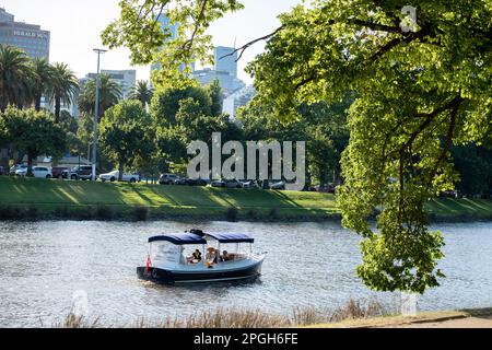 Les touristes font un tour en bateau le long du fleuve Yarra à Melbourne, Victoria, Australie Banque D'Images