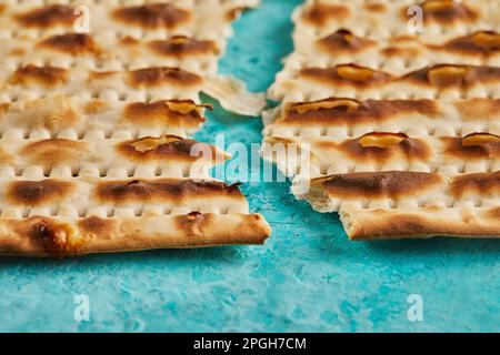 Pesach célébration concept - vacances juives Pesach. La place de Matzah est cassée en deux. Gros plan. Banque D'Images