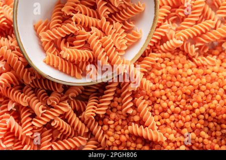 Pâtes de lentilles rouges fusilli. Bol avec pâtes crues et lentilles rouges. Pâtes sans gluten. Banque D'Images