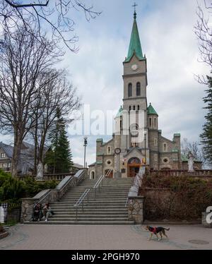 Vue de l'église néo-catholique de la Sainte famille sur la rue Krupowki à Zakopane, Pologne. Banque D'Images