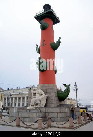 Colonne rostrale au Spit de l'île Vasilievsky, vue de près au coucher du soleil à Saint-Pétersbourg, Russie Banque D'Images