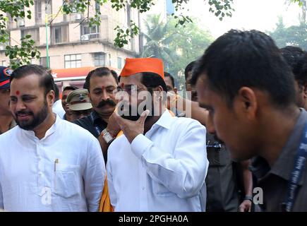 Mumbai, Inde. 22nd mars 2023. Le ministre en chef du Maharashtra, Eknath Shande, est vu lors d'un défilé de Gudi Padwa à Mumbai. Gudi Padwa est le premier jour de la nouvelle année célébrée par les Maharashtrians et les Hindous Kokani, qui marque les nouveaux débuts et l'arrivée de la saison de printemps. Crédit : SOPA Images Limited/Alamy Live News Banque D'Images