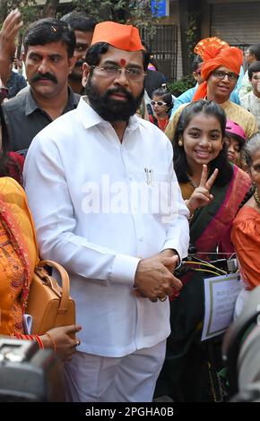 Mumbai, Inde. 22nd mars 2023. Le ministre en chef du Maharashtra, Eknath Shande, est vu lors d'un défilé de Gudi Padwa à Mumbai. Gudi Padwa est le premier jour de la nouvelle année célébrée par les Maharashtrians et les Hindous Kokani, qui marque les nouveaux débuts et l'arrivée de la saison de printemps. Crédit : SOPA Images Limited/Alamy Live News Banque D'Images