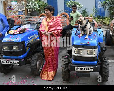 Mumbai, Inde. 22nd mars 2023. Un chien de Pug est vu sur un tracteur pendant la procession de Gudi Padwa à Mumbai. Gudi Padwa est le premier jour de la nouvelle année célébrée par les Maharashtrians et les Hindous Kokani, qui marque les nouveaux débuts et l'arrivée de la saison de printemps. Crédit : SOPA Images Limited/Alamy Live News Banque D'Images