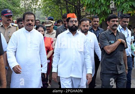 Mumbai, Inde. 22nd mars 2023. Le ministre en chef du Maharashtra, Eknath Shande, est vu lors d'un défilé de Gudi Padwa à Mumbai. Gudi Padwa est le premier jour de la nouvelle année célébrée par les Maharashtrians et les Hindous Kokani, qui marque les nouveaux débuts et l'arrivée de la saison de printemps. Crédit : SOPA Images Limited/Alamy Live News Banque D'Images