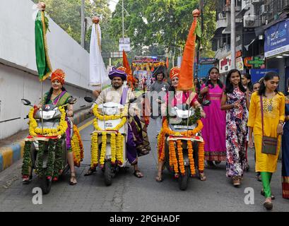 Mumbai, Inde. 22nd mars 2023. Les Maharashtrian vêtus de vêtements traditionnels font des motos lors d'une procession de Gudi Padwa à Mumbai. Gudi Padwa est le premier jour de la nouvelle année célébrée par les Maharashtrians et les Hindous Kokani, qui marque les nouveaux débuts et l'arrivée de la saison de printemps. (Photo par Ashish Vaishnav/SOPA Images/Sipa USA) crédit: SIPA USA/Alay Live News Banque D'Images