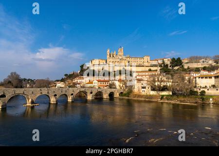 Béziers, France - 2 mars 2023 : vue sur la vieille ville historique de Béziers avec l'église Saint-Nazaire et le pont romain sur l'Orbe Banque D'Images