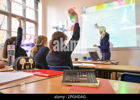 Photo du dossier datée du 12/09/18 d'un enseignant et d'étudiants dans une classe le nombre de postes vacants dans les écoles est «plus élevé» qu'avant la pandémie, ce qui suggère que plus d'enseignants quittent la profession, a constaté un rapport de la Fondation nationale pour la recherche éducative. Banque D'Images