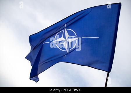 Drapeau de l'OTAN (Organisation du Traité de l'Atlantique Nord). L'OTAN est une alliance militaire internationale qui constitue un système de sécurité collective Banque D'Images