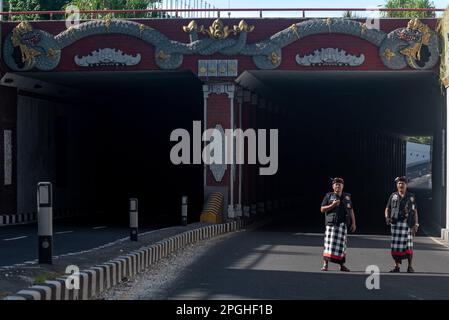 Bali, Indonésie. 22nd mars 2023. Deux agents de sécurité balinais patrouillent près d'un passage souterrain le jour de Nyepi, le jour du silence, dans le village de Tuban du district de Badung, Bali, Indonésie, 22 mars 2023. La Journée Nyepi marque le jour de l'année dernière de l'Hindu Bali, où l'éclairage des feux, le travail, les voyages et les divertissements sont limités. Credit: Dicky Bisinglasi/Xinhua/Alay Live News Banque D'Images