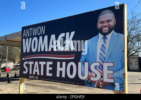 Un panneau de campagne approuvant l'élection d'Antwon Womack pour le district 55 de la Chambre des représentants de l'État de l'Alabama, jeudi 10 mars 2022, à Birmingham, Ala. Banque D'Images