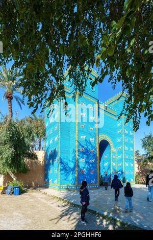 Babylone, Irak - 11 février 2023 : vue de la réplique de la célèbre porte Ishtar, c'était la huitième porte de la ville intérieure de Babylone. Il a été construit c Banque D'Images