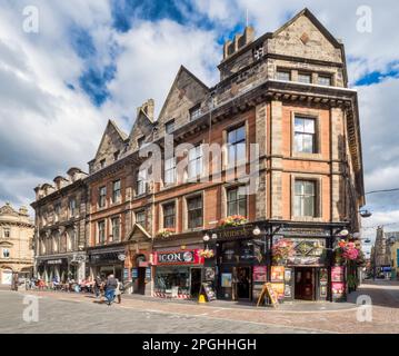 5 septembre 2022 : Inverness, Highland, Écosse - scène de rue dans Church Street, Inverness, avec pub, café pavé, boutiques, personnes. Banque D'Images