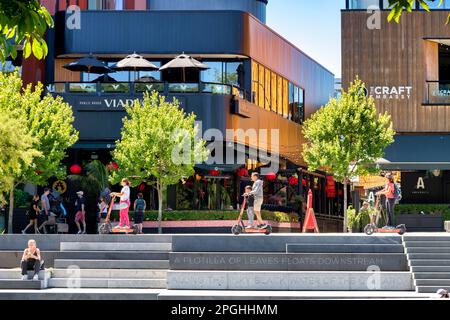 29 décembre 2022 : Christchurch. Nouvelle-Zélande - trottinettes électriques en train d'être monté à la terrasse, développement sur les rives de la rivière Avon. Banque D'Images